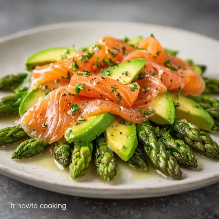 Disposition raffin&eacute;e de tranches de saumon nacr&eacute; et pointes d'asperges vertes align&eacute;es avec une sauce onctueuse blanche.